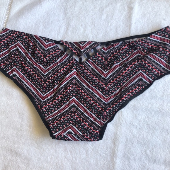 NWT Victoria’s Secret Low Rise Hiphugger panty. Cutouts on back. Limited edition - Picture 4 of 8